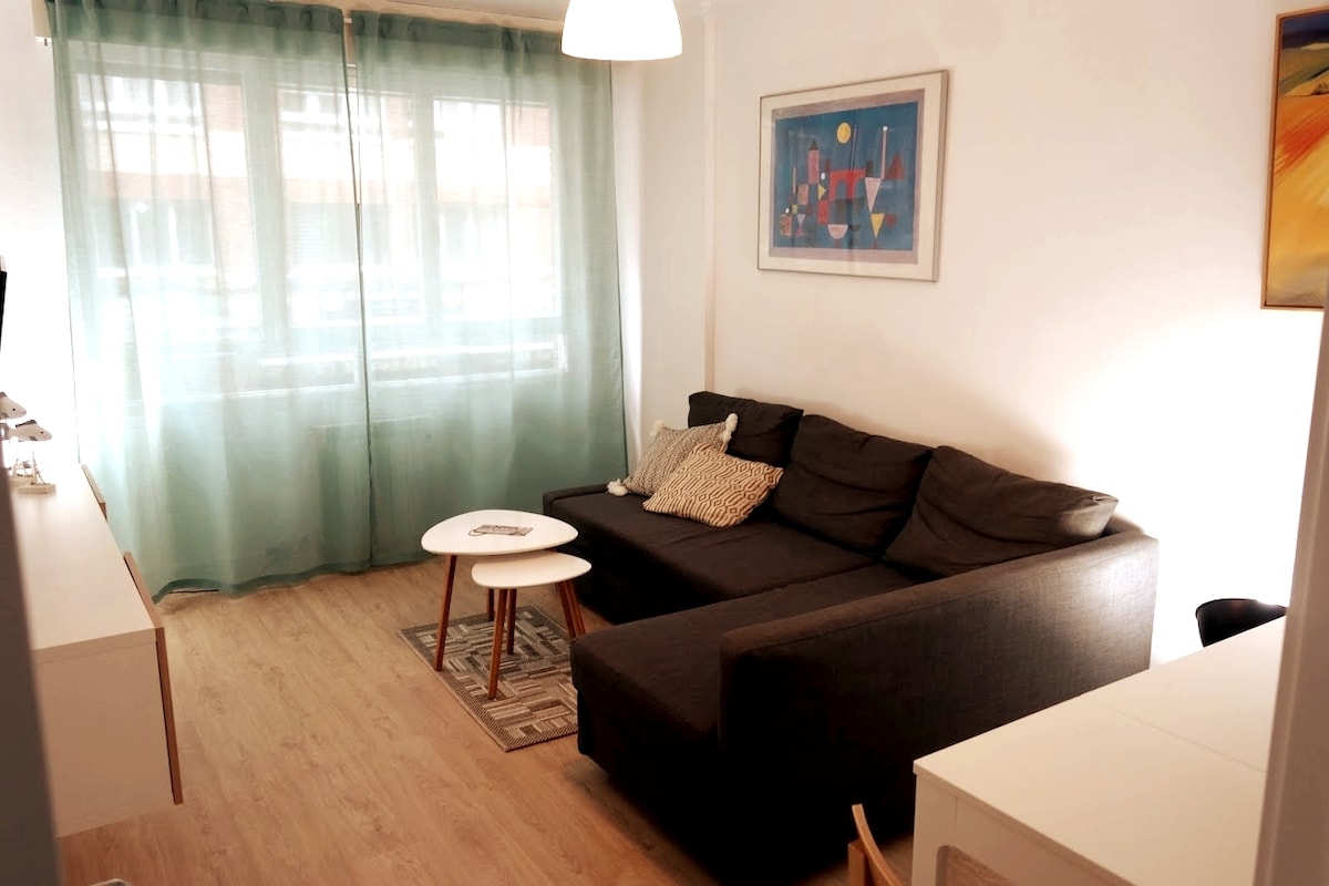 Dnevni boravak je malen, ali udoban i ukrašen modernom i čistom atmosferom