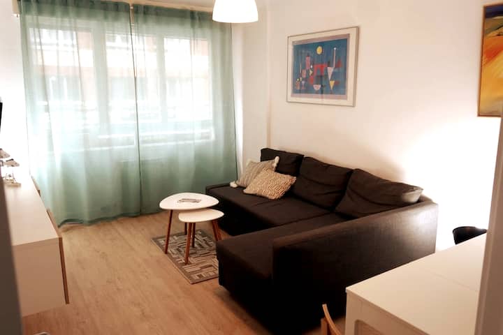 Მისაღები ოთახი პატარაა, მაგრამ მყუდრო და გაფორმებულია თანამედროვე და სუფთა ატმოსფეროთი