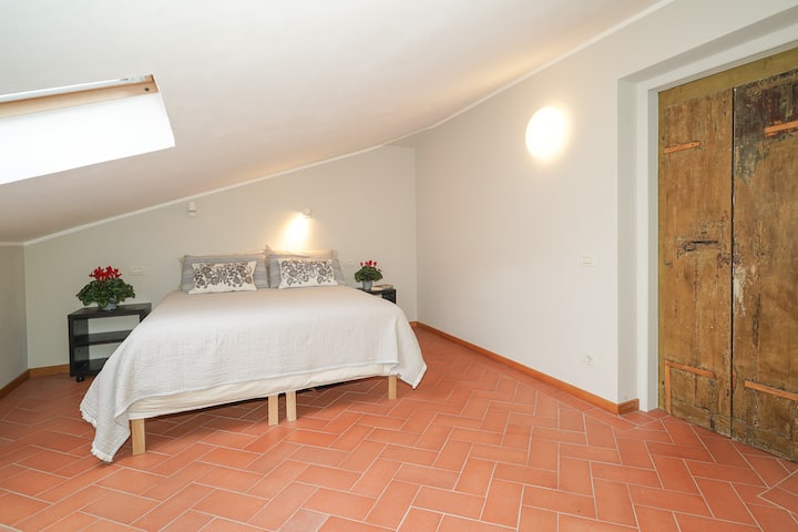 חדר שינה מרווח עם צוהר בגג