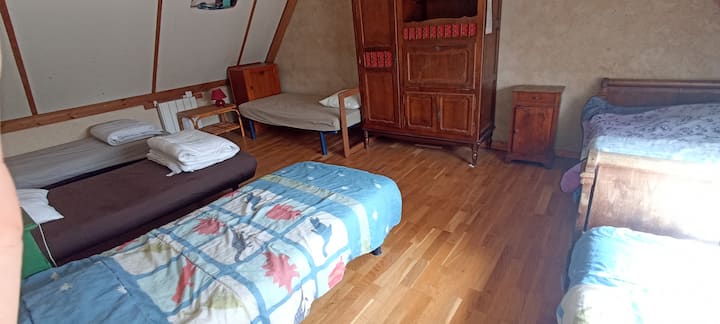 lado izquierdo habitación piso a la izquierda  gran casa de campo