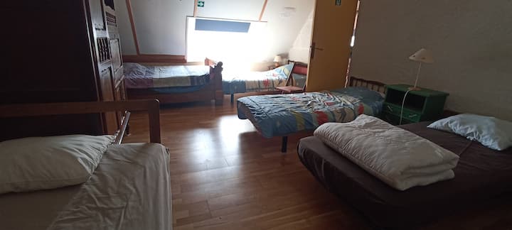 dormitorio piso gran casa de campo , a la izquierda escalera , 5 camas de 90 , 1 cama de 110i