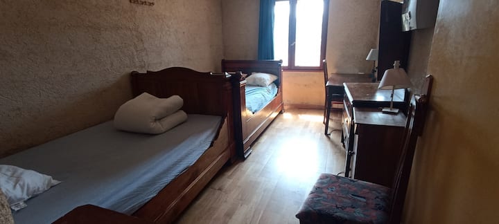 habitación Planta baja  , 2 camas de 120 , con armario de detección de incendios '' ERP ''