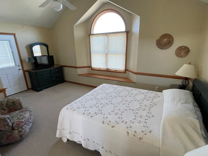 Chumba cha kulala cha kiwango cha juu cha Queen kilicho na Chumba cha Kujitegemea cha Nusu