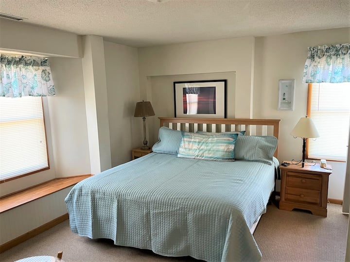 Chumba cha kulala cha Lower Level King kilicho na Chumba cha Kujitegemea