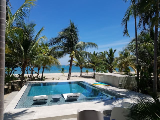 Beachfront villa IN Placencia village with chef