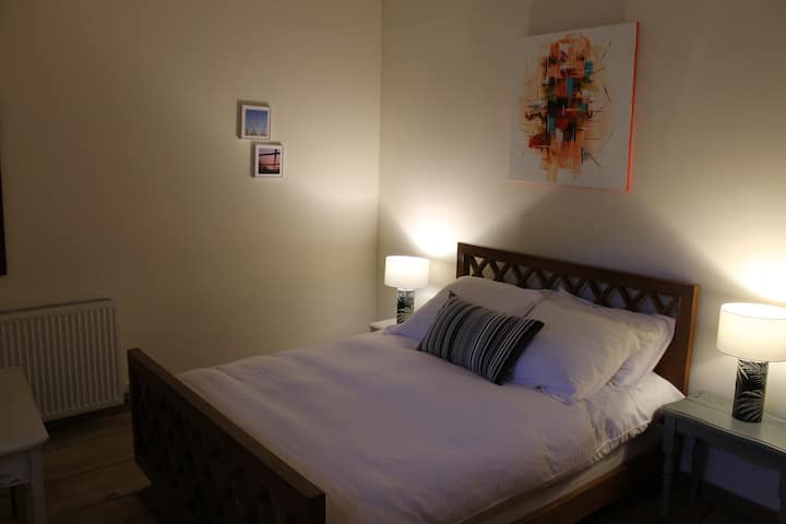 A very comfortable double room looking out on the secluded upper garden. Towels and bath robes provided. Winter duvets and heating for the colder months. 