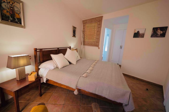 Ნომერი კონდიციონერითა და ცალკე სააბაზანოთი.