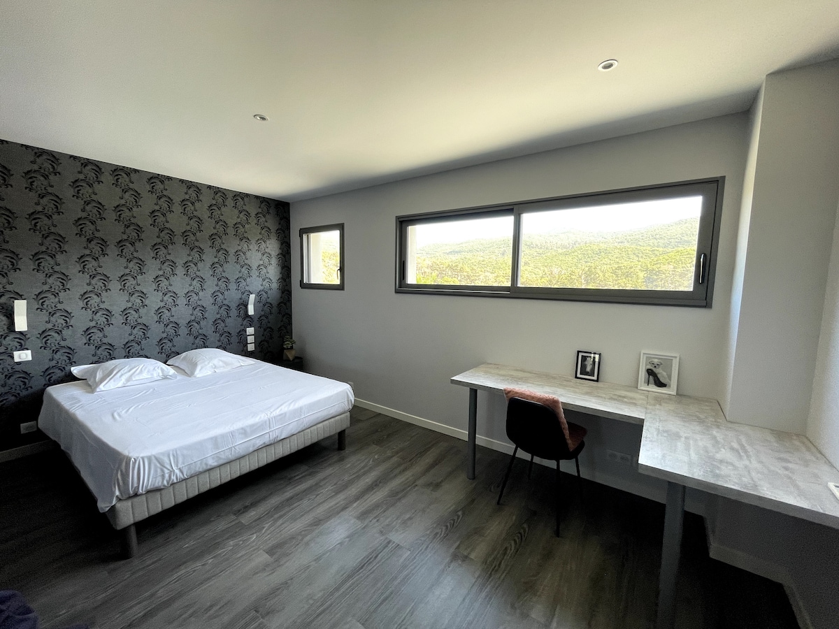 Spálňa 4 na poschodí: 
apartmán s kúpeľňou a šatňou