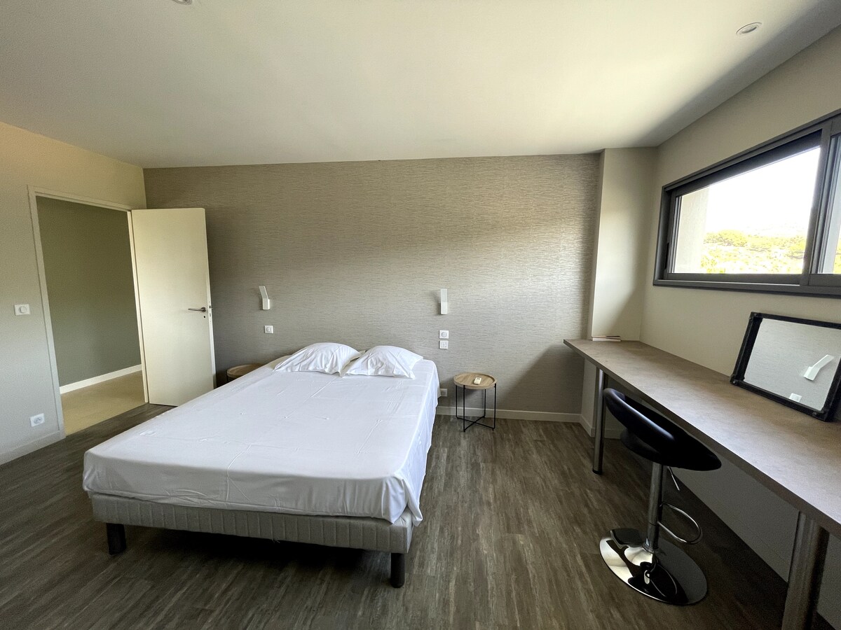 Spálňa 3 hore:
apartmán s kúpeľňou a šatňou