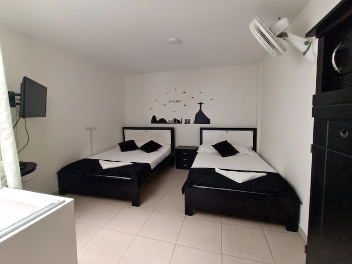 الغرفة 301 : 1 سرير مزدوج (1.40× 1.90)  1 سرير مزدوج (1.20 × 1.40) - مروحة - سيلا - خزانة - حمام بماء ساخن