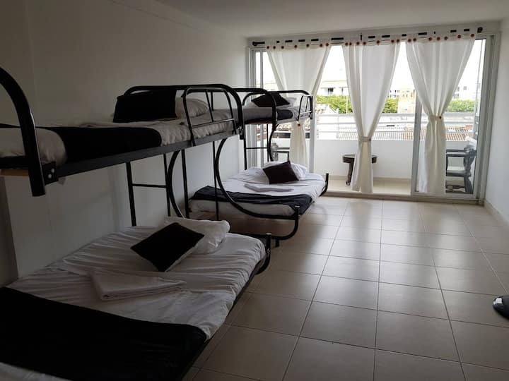 الغرفة 401 : 2 كابينة أو سرير بطابقين: في الجزء السفلي 1 سرير (1.20× 1.90)  في الجزء العلوي 1 سرير مفرد (1.00 × 1.90) - مروحة - كرسي - خزانة - حمام بالماء الساخن