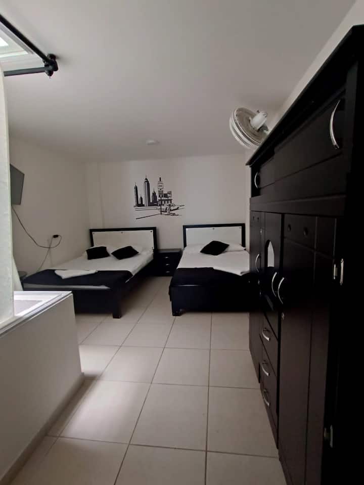 الغرفة 201 : 1 سرير مزدوج (1.40× 1.90)  1 سرير مزدوج (1.20 × 1.40) - مروحة - سيلا - خزانة - حمام بماء ساخن