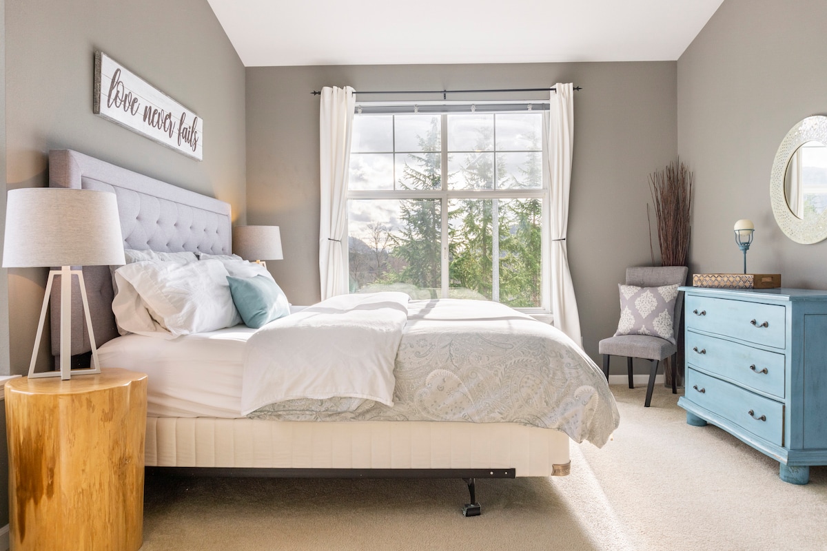 ห้องนอนใหญ่พร้อมเตียงคิงไซส์ 