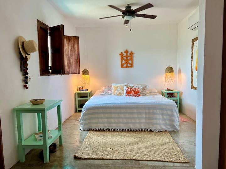 Ridgetop casa主套房，配备加大双人床
