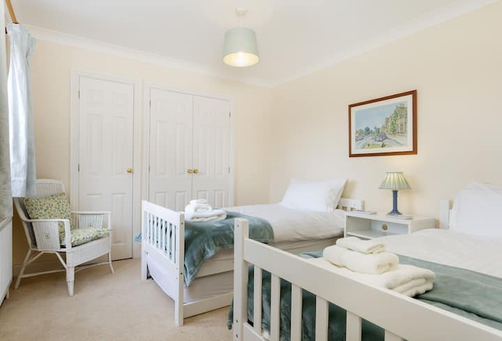 Dvokrevetna soba (2 kreveta za jednu osobu širine 125-149 cm) s dodatnim krevetom na izvlačenje.