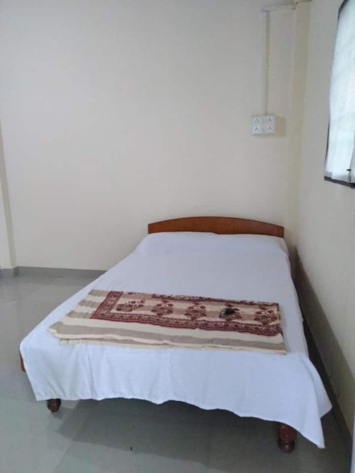 Chumba cha 10x10 na Kitanda cha 4x6. 