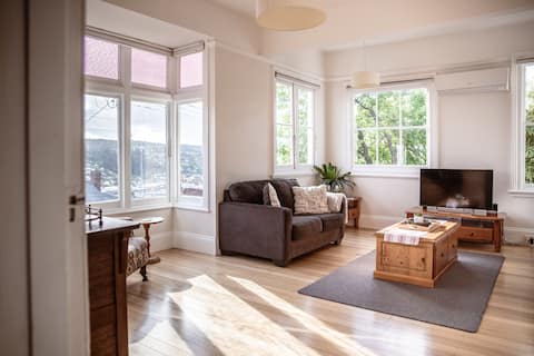 Top Airbnb: Pear Tree, beautiful home, close to everything in Launceston