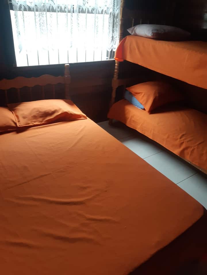 Dhoma 02 me një krevat dopio dhe një krevat marinari.