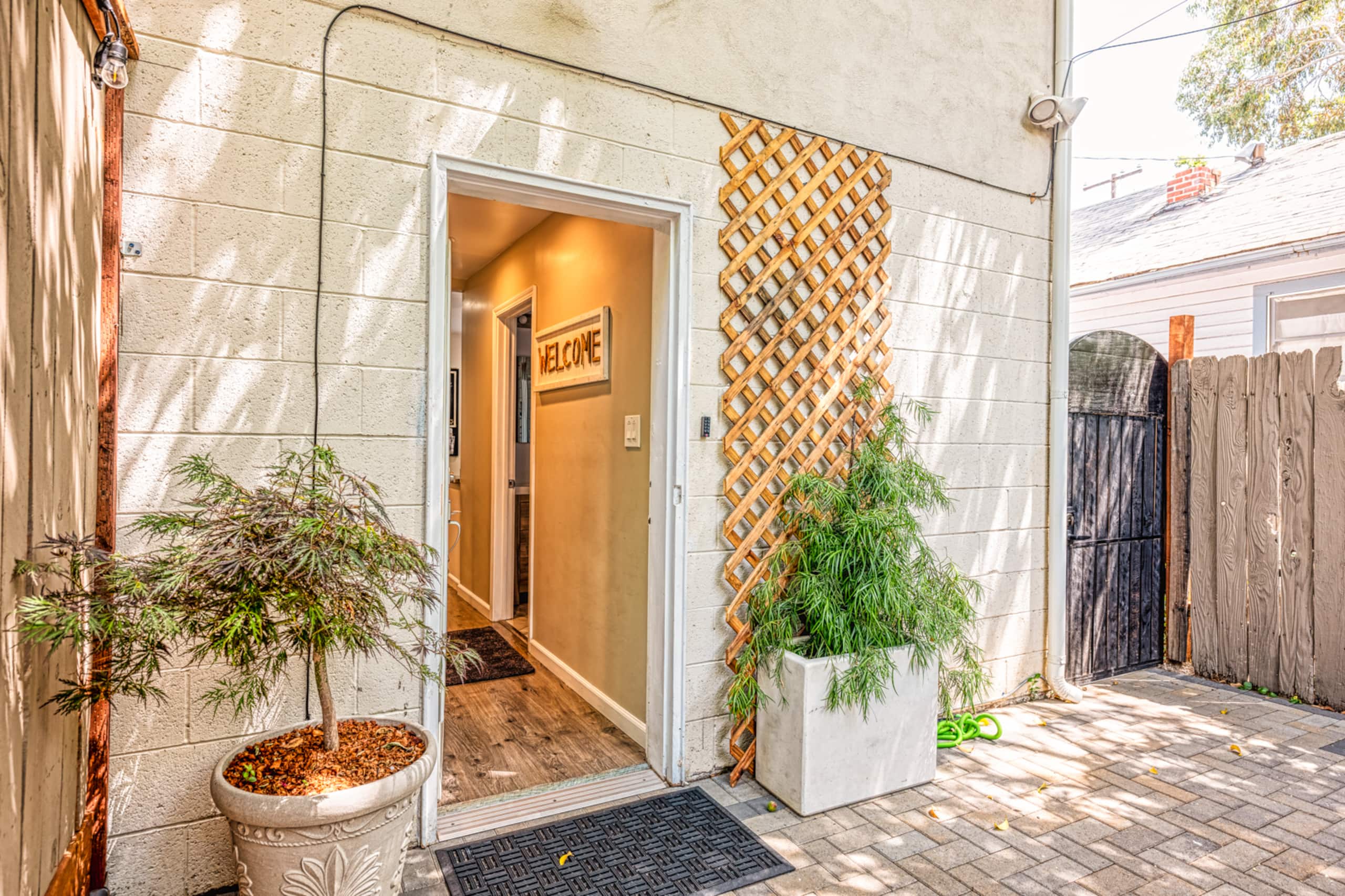 Private Studio w/garage & W/D near downtown - Photo 48