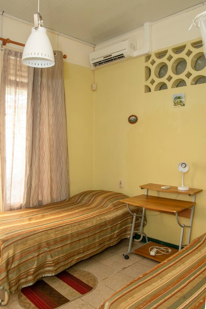 La deuxième chambre, avec 2 lits simple.