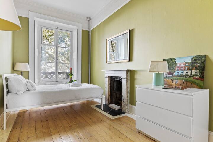 Germaine Greer’s Legacy Flat in Hyde Park gallery image 5
