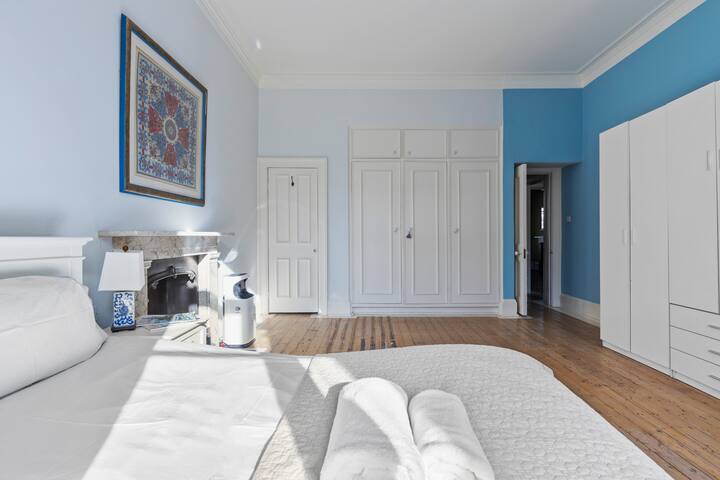 Germaine Greer’s Legacy Flat in Hyde Park gallery image 3