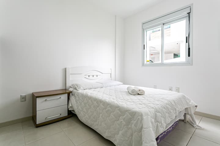 Segundo dormitorio con cama matrimonial, colchón adicional y aire acondicionado.