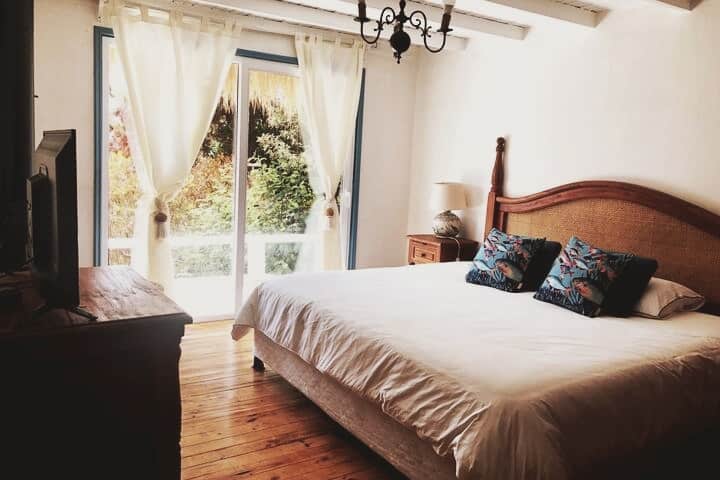 חדר שינה ראשי צמוד , מיטת קינג סייז אחת, יש בו גם עריסה מתקפלת אחת 