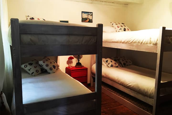 חדר שינה 3, כולל 5 מיטות, 2 מיטות קומתיים ומיטה אחת מתחת לבקתה