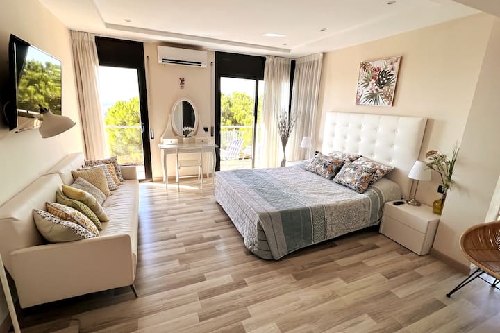 Dhomë gjumi kryesore me banjë ngjitur, dollap dhe ballkon privat