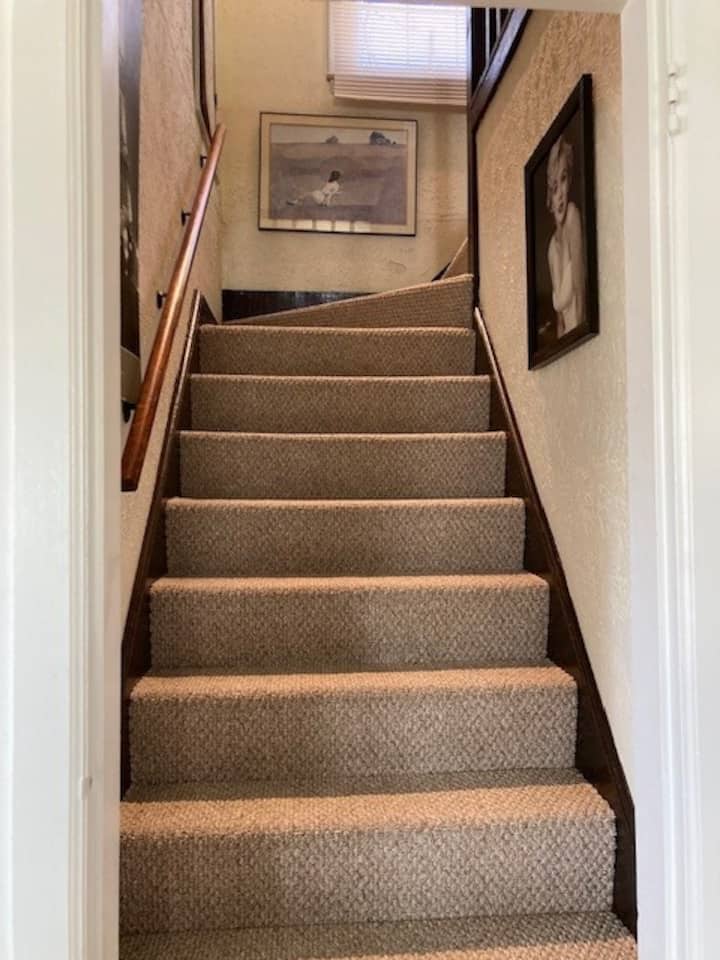 Schodisko do podkrovia s 2 oddelenými posteľami a futónovým gaučom, pokerovým stolom, šachovým stolom