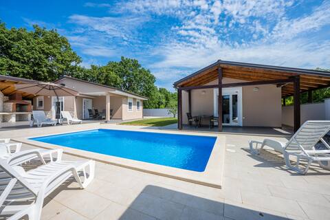 Trinetta - Modern House with Pool, BBQ, Privacy