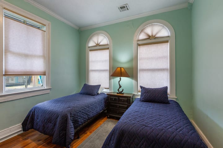 3. Schlafzimmer - 2 Einzelbetten.  Dies ist ein traditioneller Shotgun-Boden in N.O.