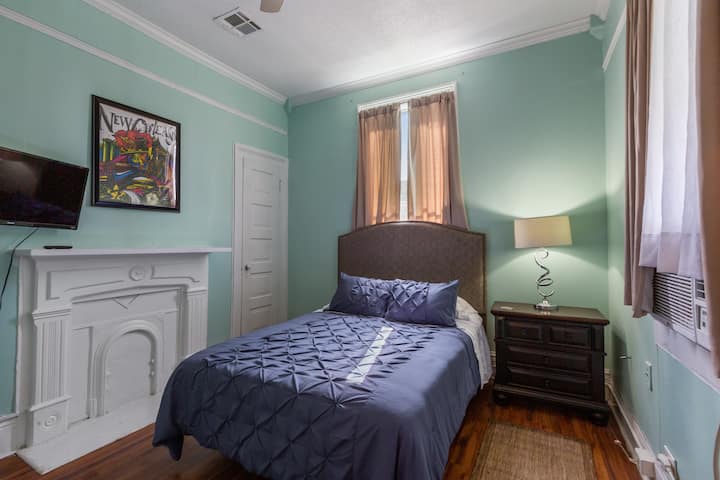 Hauptschlafzimmer - Es gibt zentrale Luft und Heizung, aber wenn du im August hörst, wirst du die zusätzliche Fenstereinheit zu schätzen wissen:), Queensize-Bett, Roku-TV