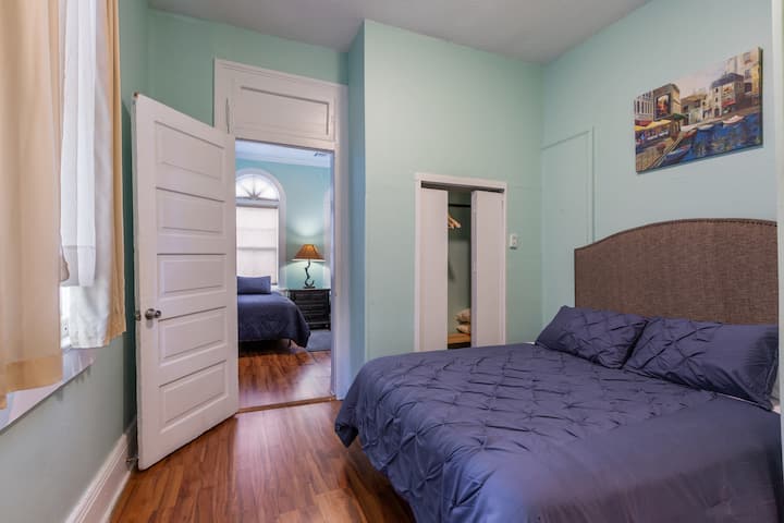 2. Schlafzimmer - Queensize-Bett. Dies ist ein traditioneller Shotgun-Boden in N.O.