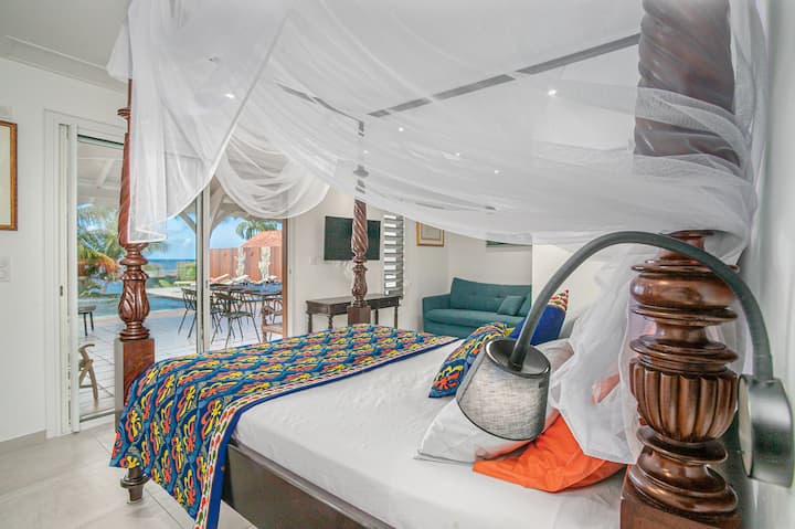 The bed faces the swimming pool...