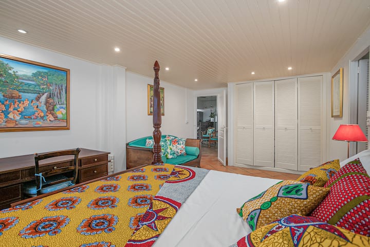 la master bedroom... son bureau, son sofa....