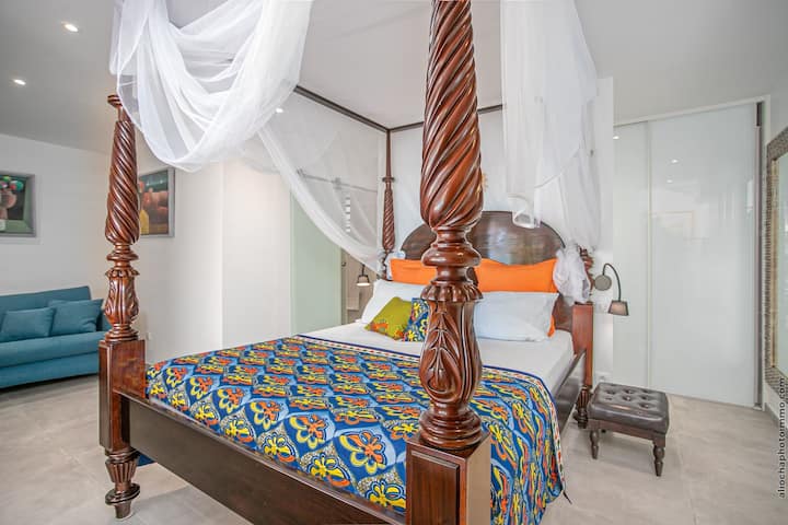 Our pool house with a superb four-poster bed and sofa bed that can accommodate two children