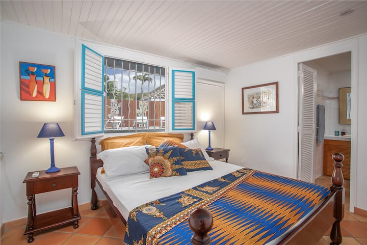 Blue room facing the swimming pool