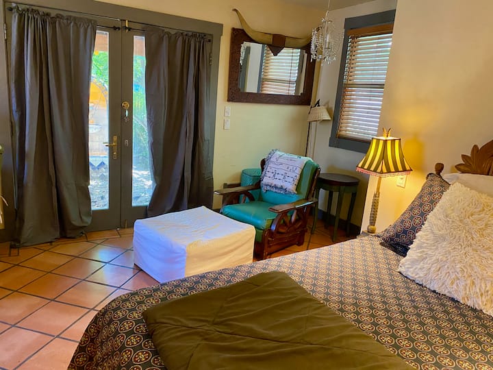 Retreat to Romantic Pasadena Adj. Guest suites for Rent in Altadena