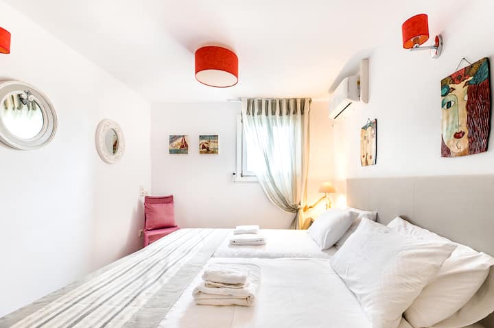 Изглед  към спалнята
  на приземния етаж. Има широко легло с  удобен матрак