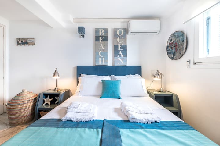 Изглед  към спалнята
  в земята на апартамента. Има широко легло с удобен матрак.