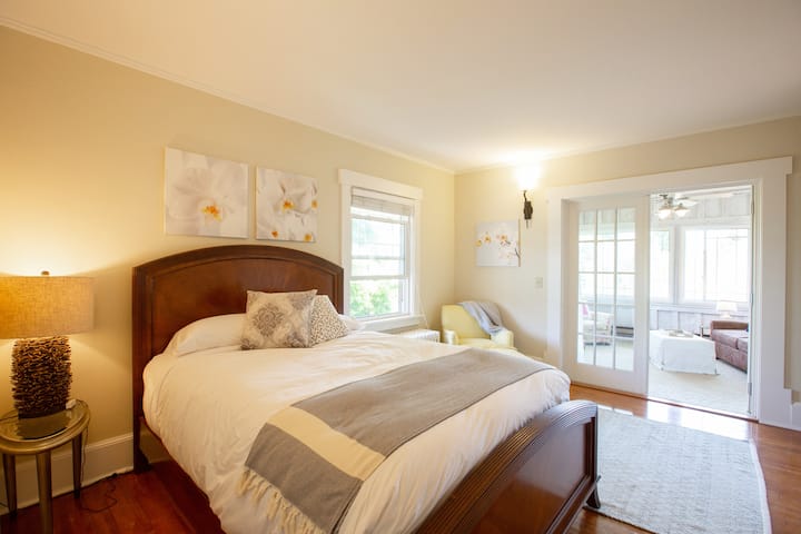 Spálňa č.2 - horná jednotka: menšia manželská posteľ.  Priľahá k pracovni/spálni č. 6 s francúzskymi dverami so závesmi.  2 izby majú samostatné vchody.