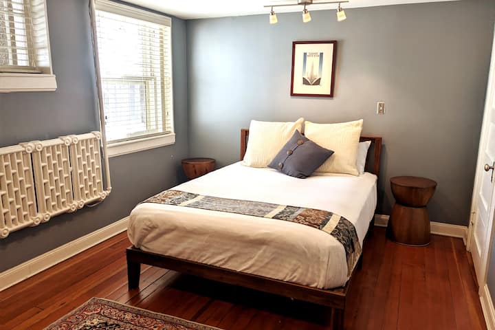 Spálňa č. 4 – slnečná spálňa na úrovni záhrady, ktorú je možné zatemniť žalúziami. Manželská posteľ.