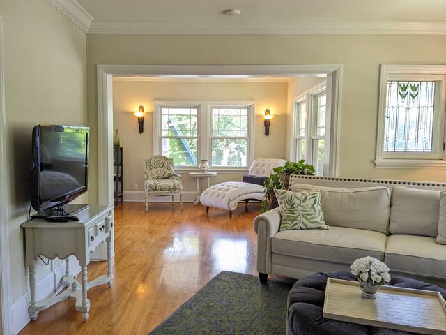 Grand Home near Lakes, DT, Conv. Ctr., Stadiums gallery image 2