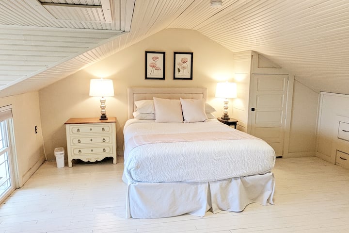 Spálňa č.3 - horná jednotka.  Slnečná spálňa na najvyššom poschodí má manželskú posteľ a výhľad na strechy štvrte.  POZNÁMKA: Schodisko do tejto izby je strmé…