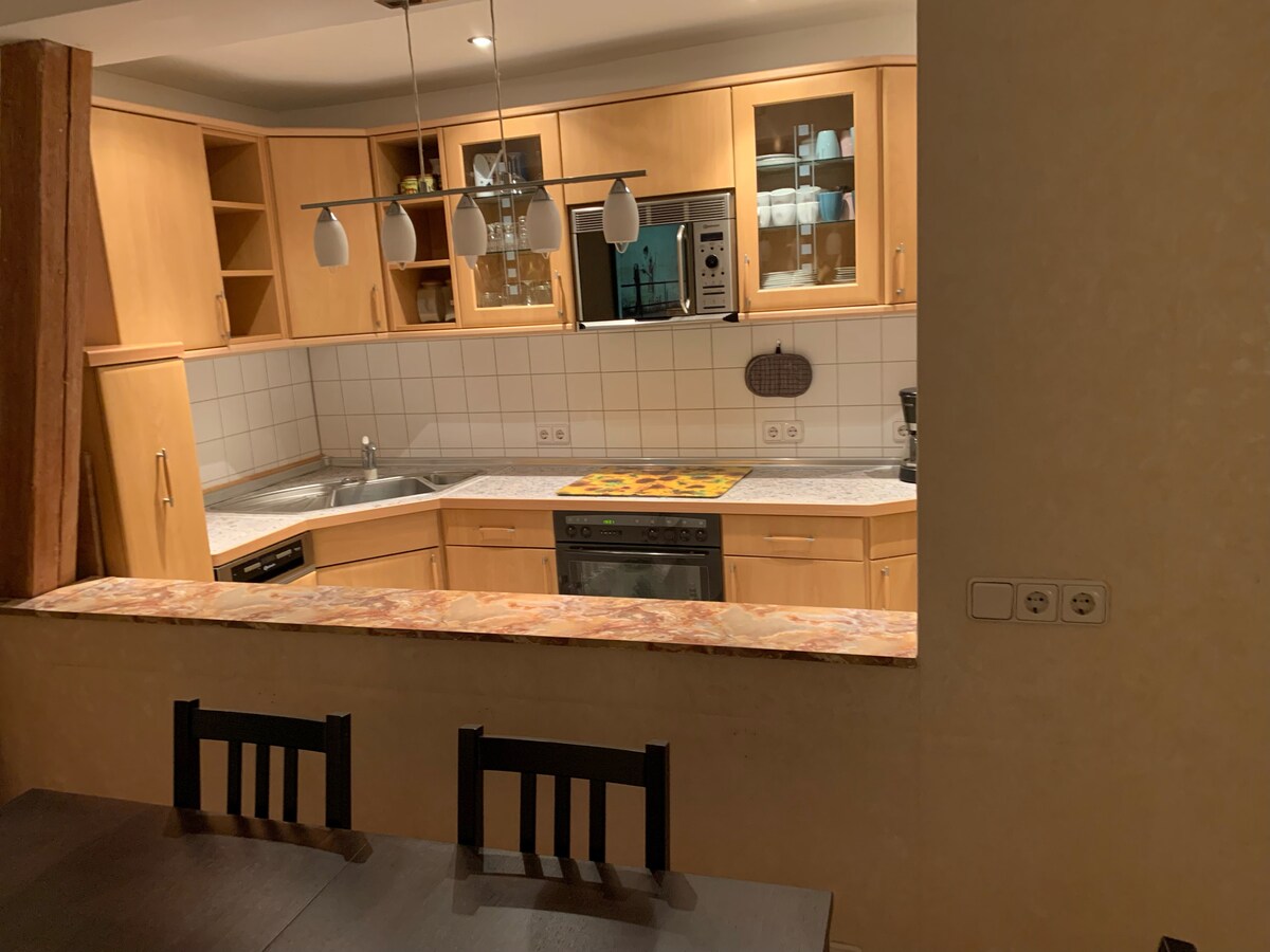 Поглед од дневната соба во отворената кујна