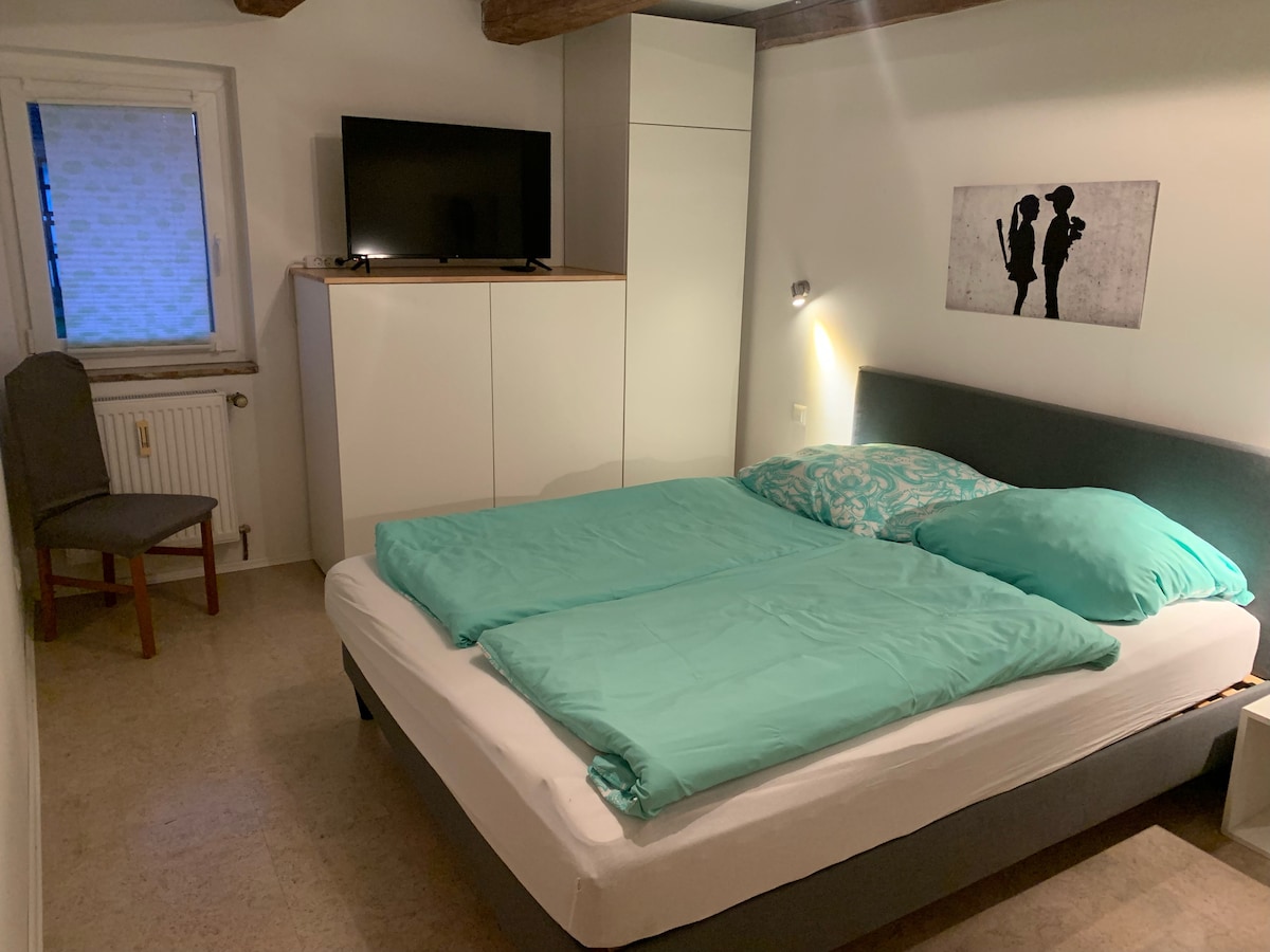 Мала спална соба со поглед кон градината со директен пристап до велнес бањата