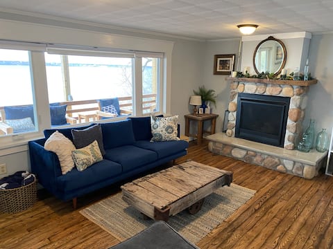 Seneca Sunsets: private lakefront, dock, hot tub