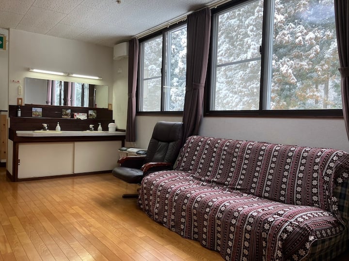 Заедничката бања и бањата се наоѓаат на истиот кат како и собата!
Има доволно простор како овој.♪